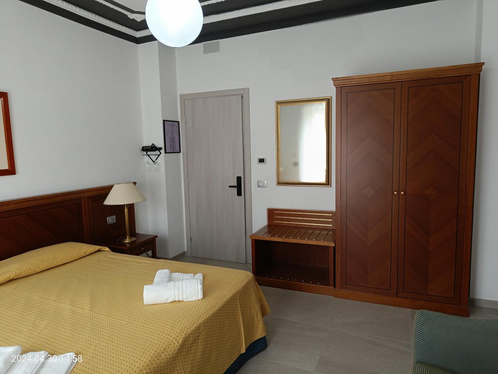 Villa Mariana Bed And Breakfast 萨卢佐 外观 照片